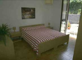 A bedroom of Villa Elba I ginepri apartments - Elba holiday houses.